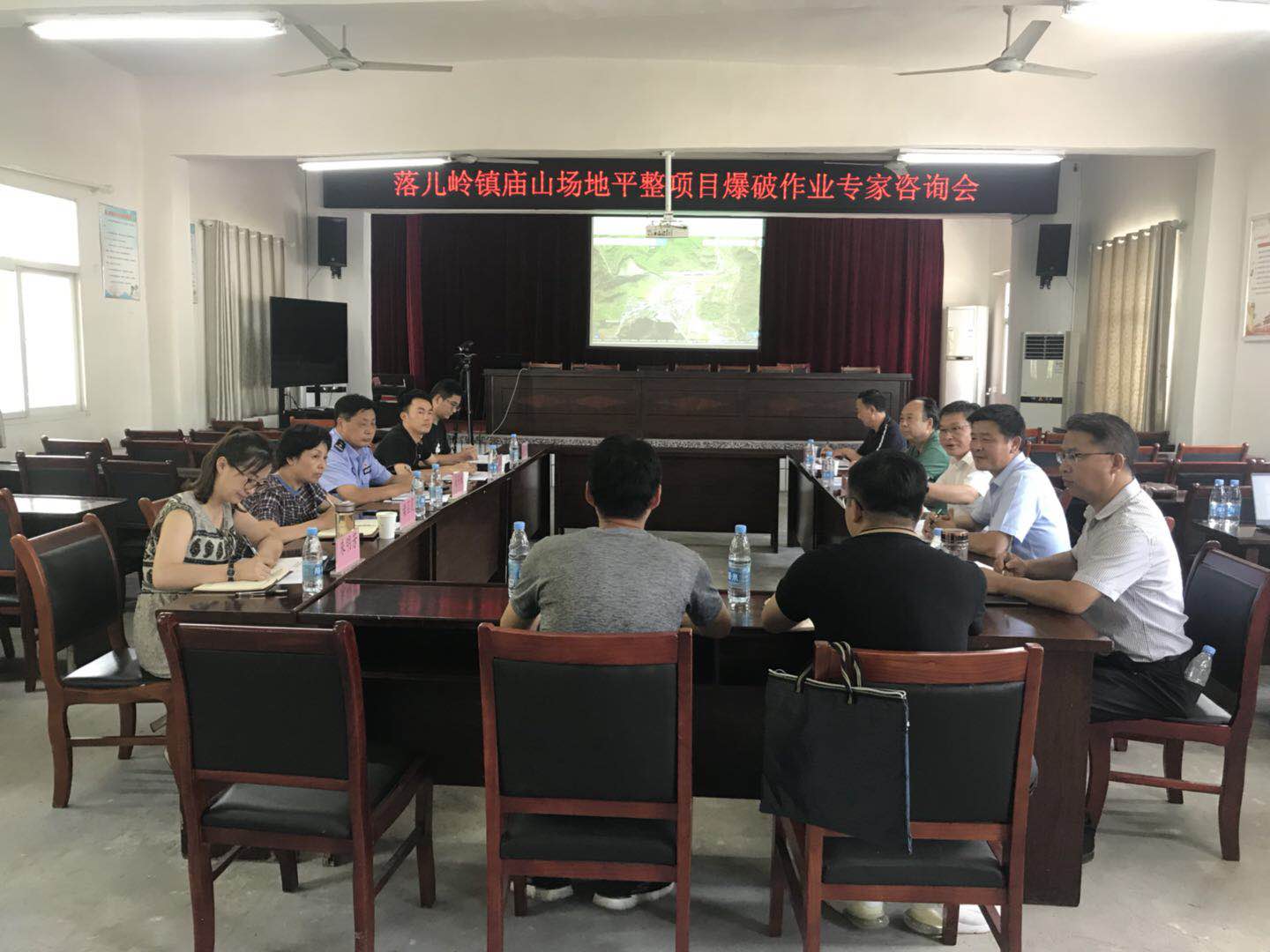 縣礦產(chǎn)公司組織召開落兒嶺鎮(zhèn)廟山場平項(xiàng)目爆破作業(yè)專家咨詢會(huì)