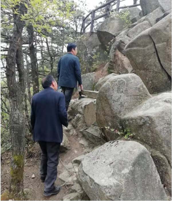 陳兆權先生應邀來銅鑼寨創(chuàng)作主題歌曲