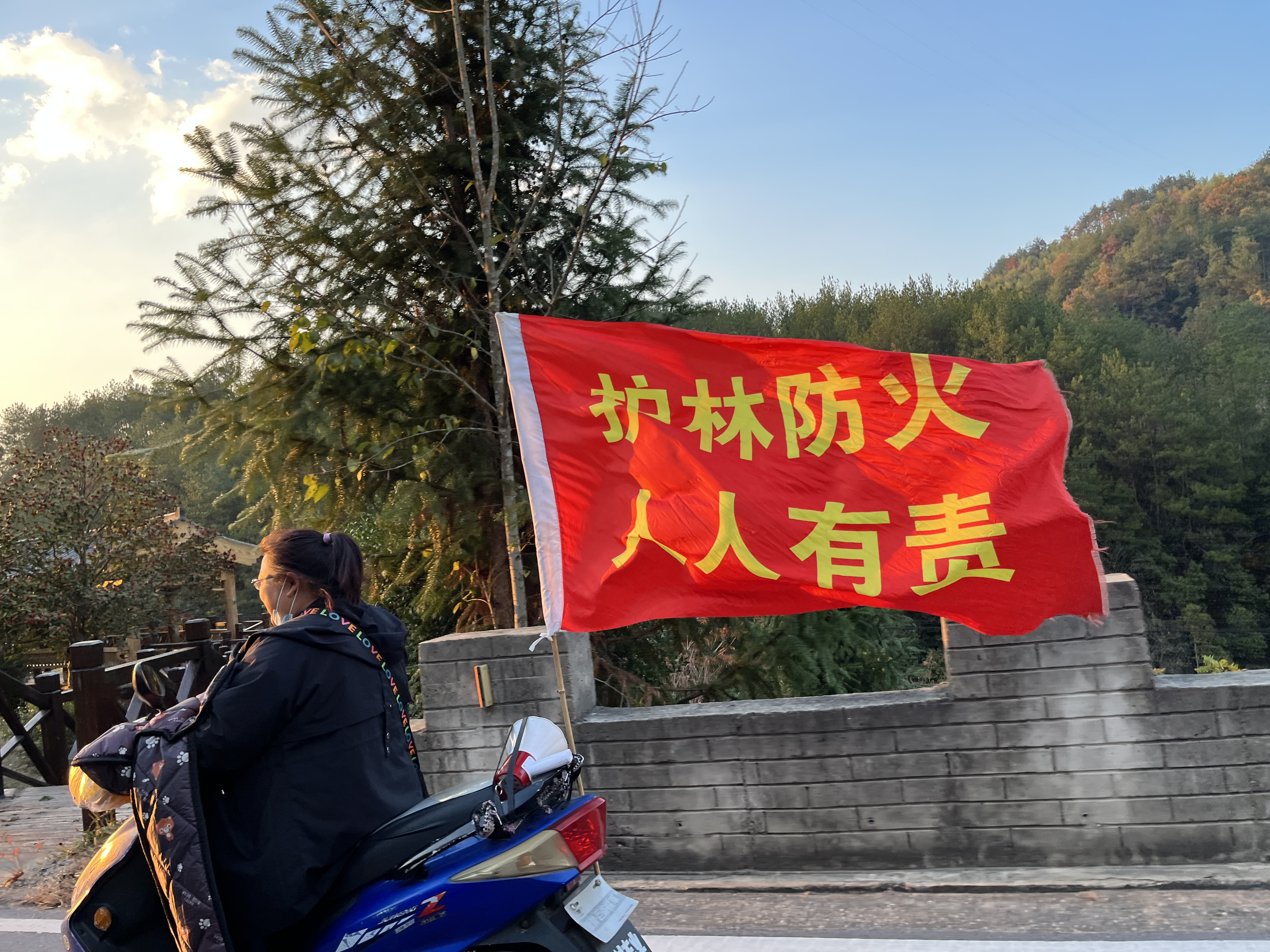 銅鑼寨景區(qū)召開(kāi)安全生產(chǎn)暨護(hù)林防火工作會(huì)議